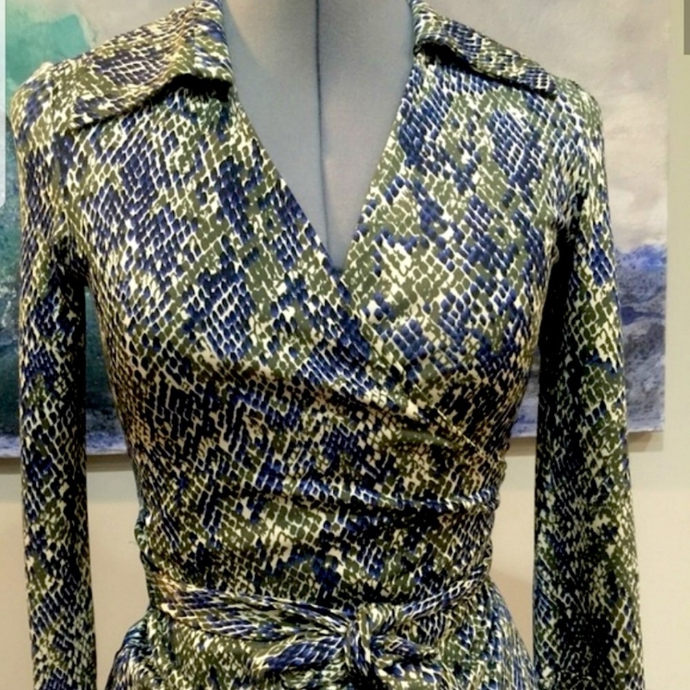 LIKE NEW DVF WRAP BLOUSE